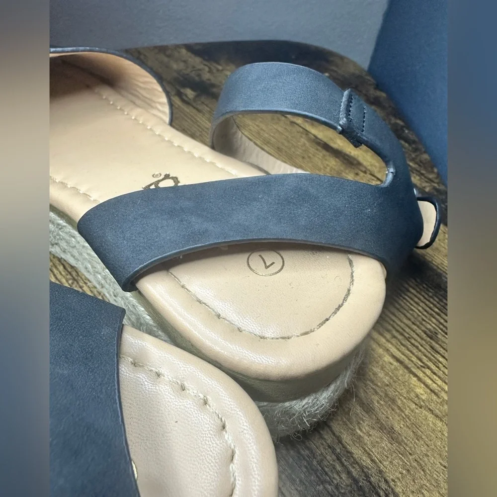 Mudd‎ platform sandals